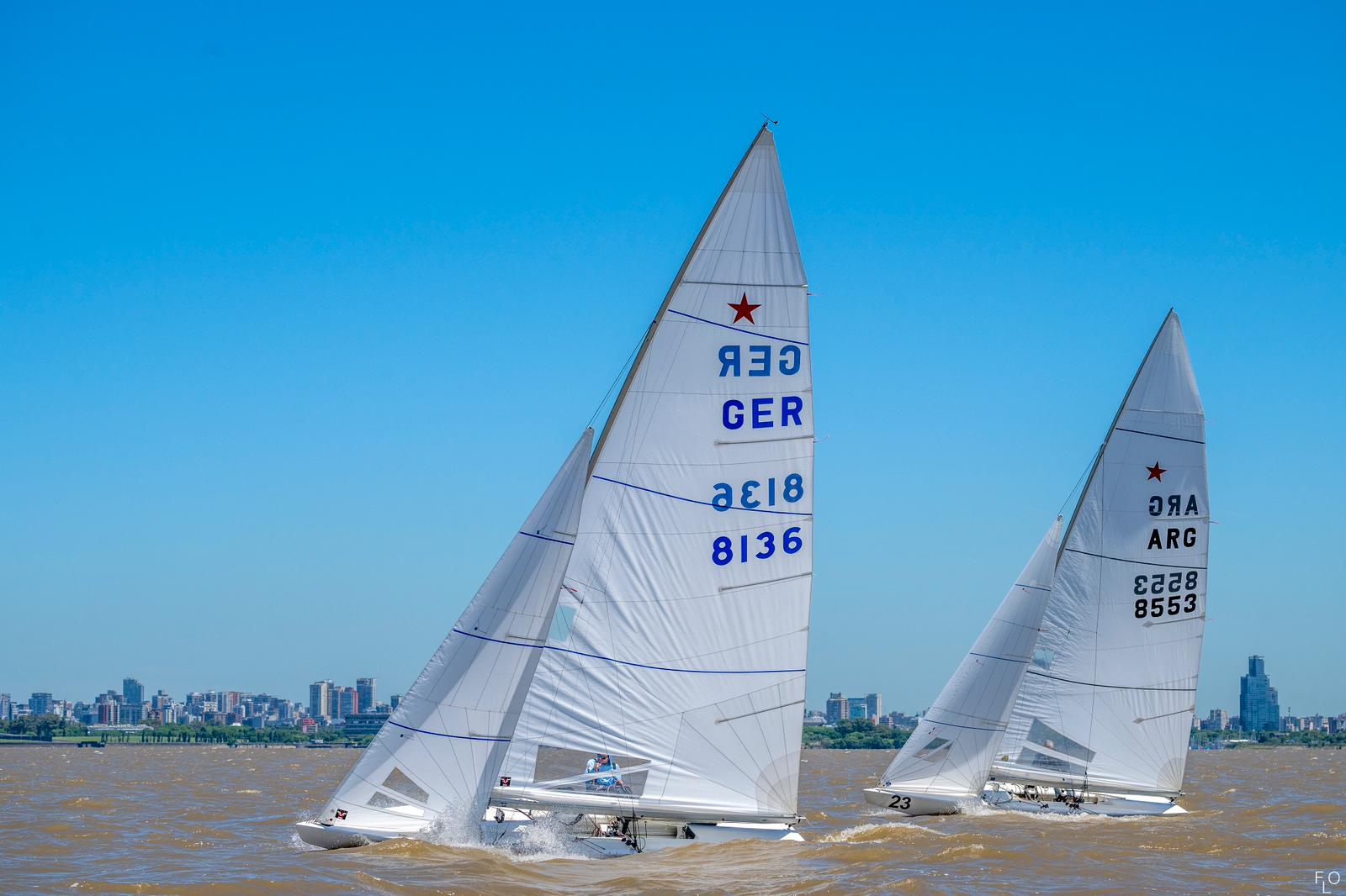 Strong winds, sunshine, and tight competition define an exceptional opening day in Argentina